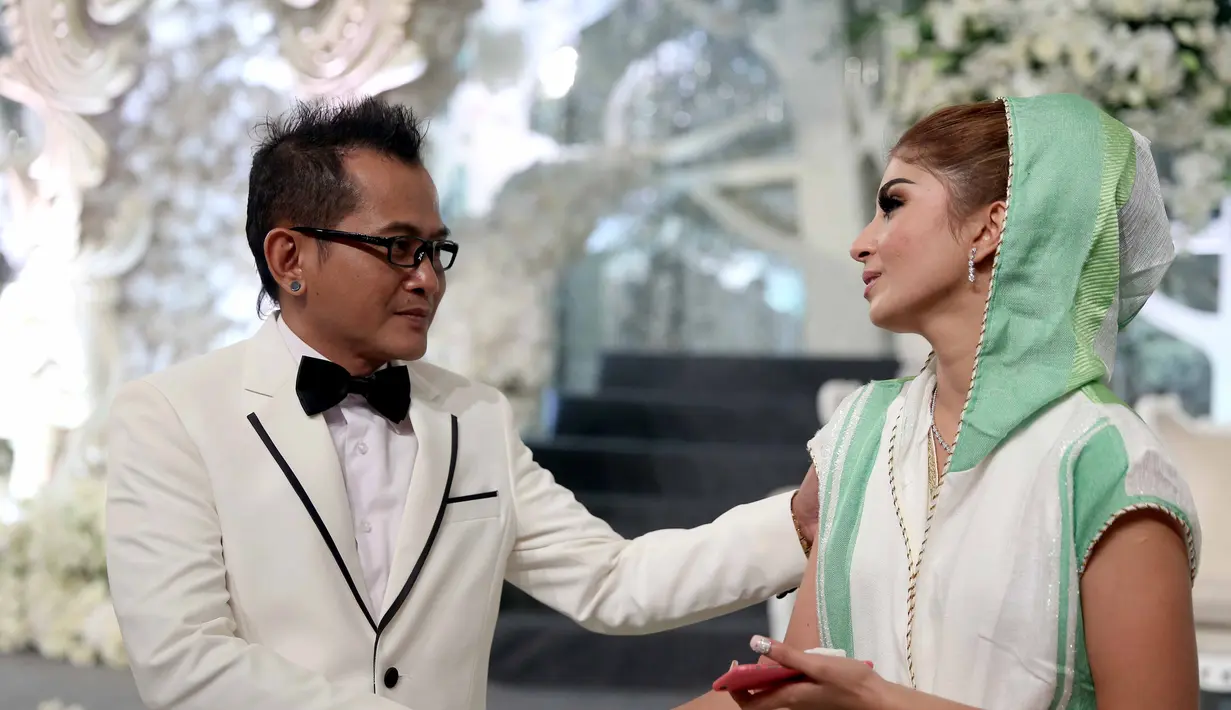 Resepsi pernikahan mewah telah disiapkan oleh Fiona Fachru Nisa dan suaminya Roni Fauzan. Namun sayang, Tuhan berkehendak lain. Resepsi mewah yang tidak mungkin dibatalkan itu berubah menjadi doa bersama. (Nurwahyunan/Bintang.com)