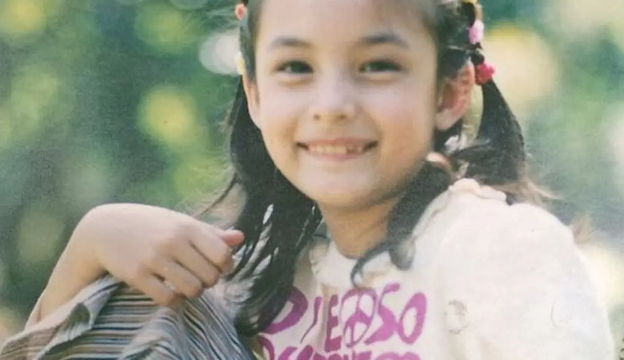 Perempuan kelahiran 2 Juni 1995 sudah percaya diri sedari kecil. Ia saat difoto terbiasa tersenyum dengan manisnya. Tak heran lucunya Chelsea Islan saat kecil ini bikin warganet senyum-senyum. (Liputan6.com/IG/chelseaislan)
