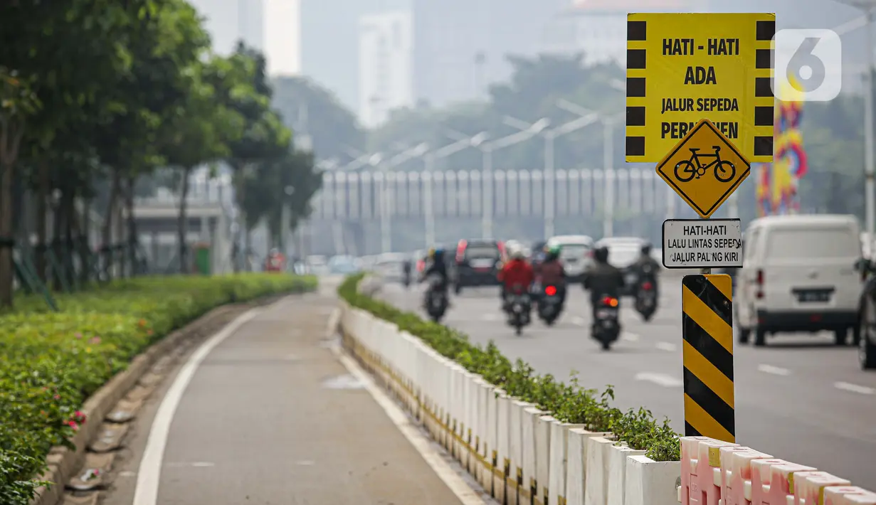 Jalur khusus sepeda yang telah diberikan pembatas jalur permanen di kawasan Sudirman, Jakarta, Kamis (17/6/2021). Kapolri Jenderal Listyo Sigit Prabowo akan membongkar jalur sepeda di Jalan Sudirman - Jalan Thamrin dan mempelajari jalur khusus sepeda di negara lain. (Liputan6.com/Faizal Fanani)