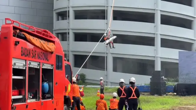 Kantor SAR Jakarta menggelar Latihan Gabungan Urban Search and Rescue (SAR) di salah satu pusat perbelanjaan kawasan Kuningan Setiabudi, Jakarta Selatan (Jaksel), Rabu (18/12/2024).