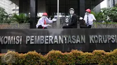 Pekerja PT JICT dan PT Pelindo II melakukan aksi pantomim di depan KPK, Jakarta, Kamis (11/2). Dalam aksinya, mereka menanyakan pengusutan kasus perpanjangan kontrak JICT yang terindikasi melanggar UU (Liputan6.com/Helmi Afandi)