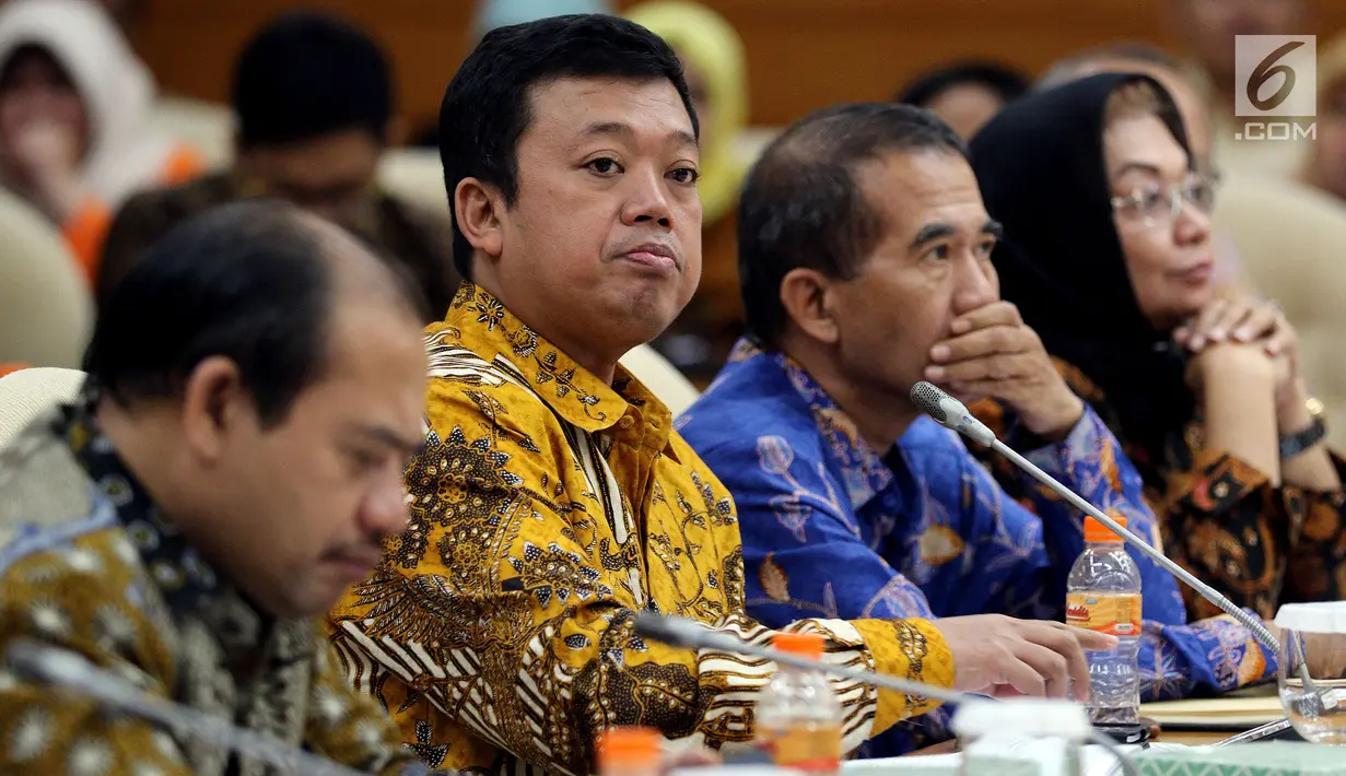 Kepala Badan Nasional Penempatan dan Perlindungan Tenaga Kerja Indonesia (BNP2TKI) Nusron Wahid saat mengikuti rapat kerja dengan Tim Pengawas TKI di Kompleks Parlemen, Senayan, Jakarta, Rabu (21/3). (Liputan6.com/JohanTallo)