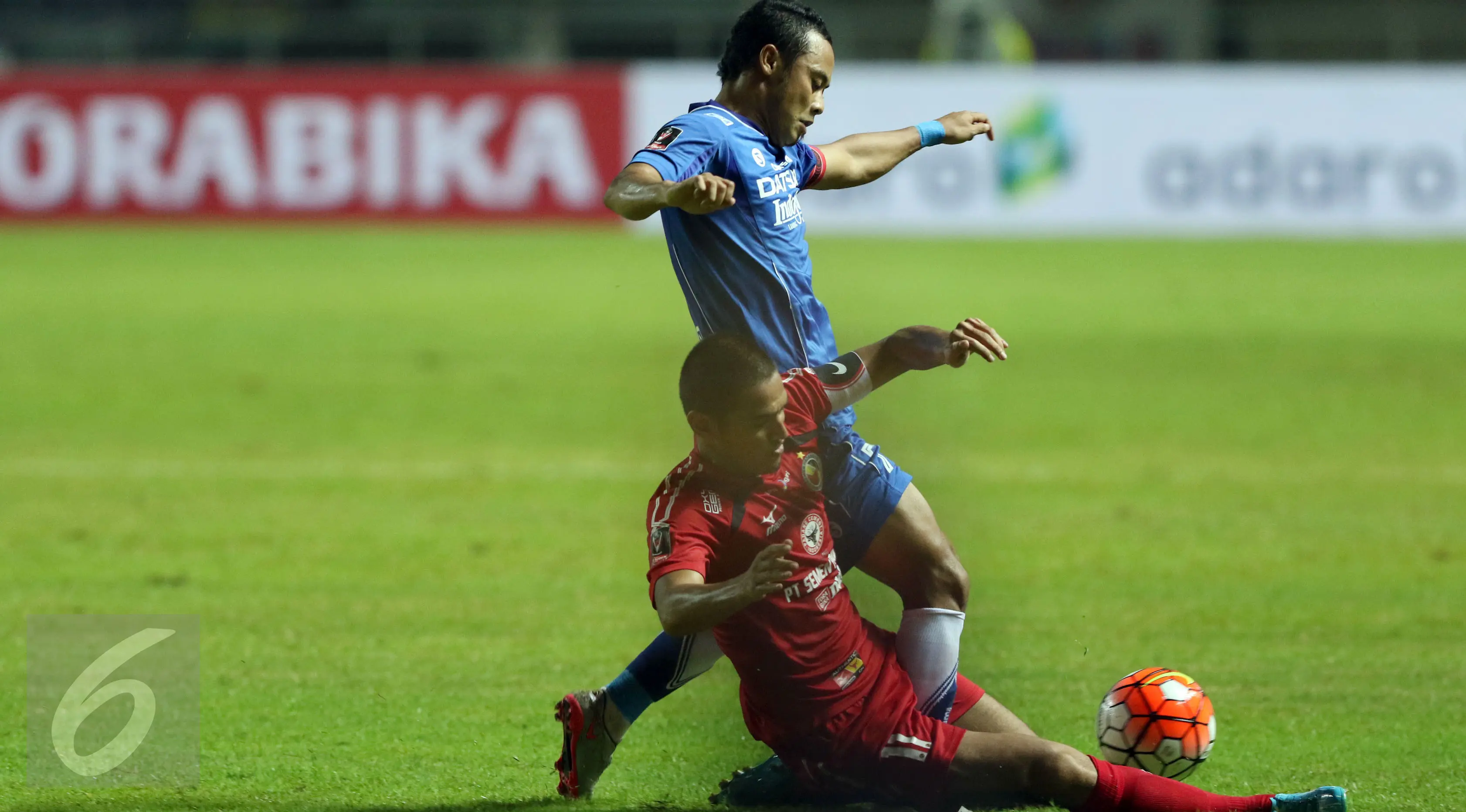 Atep berduel dengan seorang pemain Semen Padang di laga Liga 1. (Liputan6.com/Helmi Fithriansyah)
