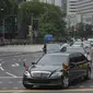 Iring-iringan mobil yang diyakini membawa pemimpin Korea Utara Kim Jong-un melewati Orchard Road menuju St Regis Hotel di Singapura, Minggu (10/6). Kedatangan Kim menjelang pertemuan bersejarah dengan Donald Trump pada Selasa mendatang. (AP/Joseph Nair)