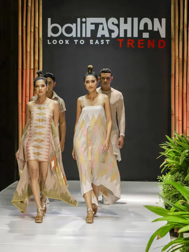 Kreasi Tenun Endek Buka Bali Fashion Trend 2019