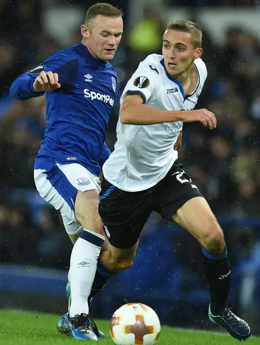 Aksi kapten Everton, Wayne Rooney (kiri) menahan laju pemain Atalanta,Timothy Castagne pada laga grup E Liga Europa di Goodison Park, Liverpool (23/11/2017). Everton kalah 1-5.(AFP/Oli Scarff)