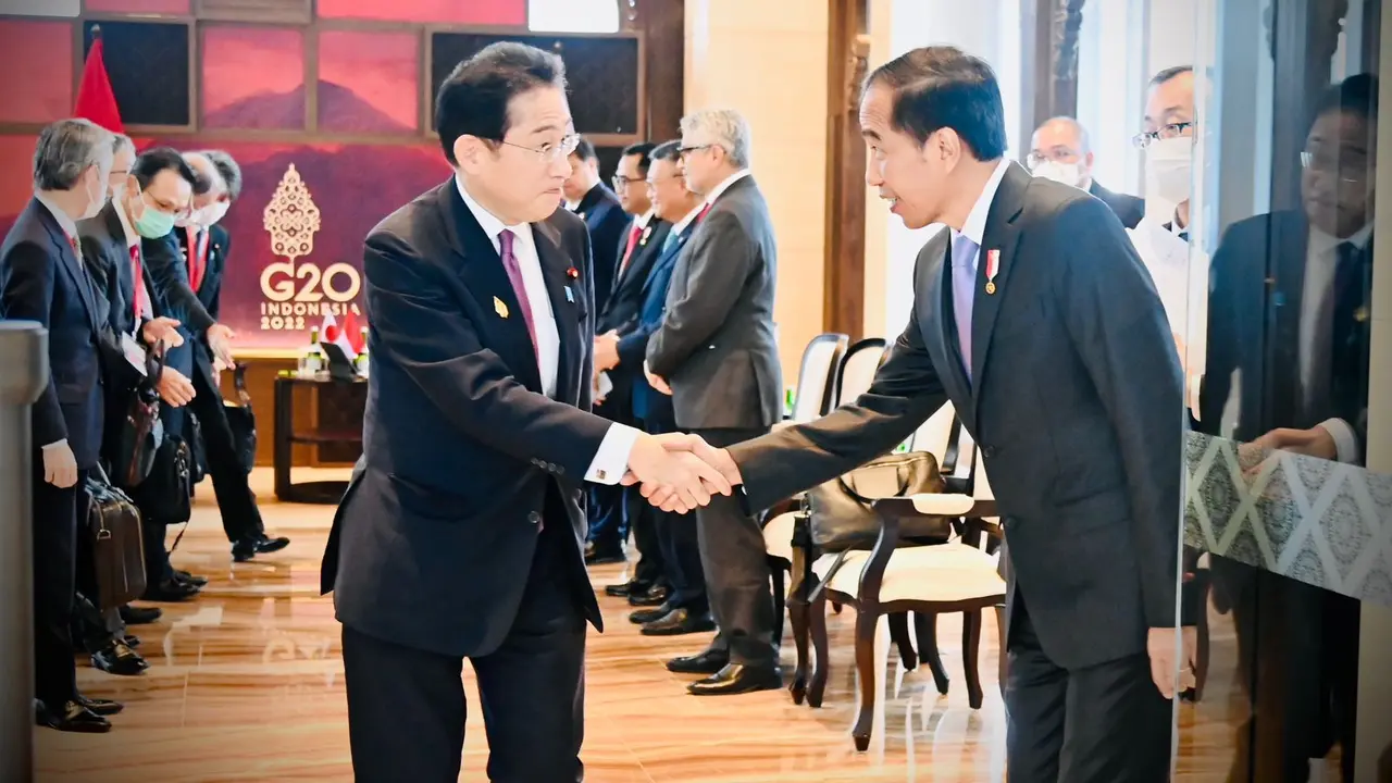 Presiden Jokowi bertemu dengan Perdana Menteri (PM) Jepang Fumio Kishida di Bali.