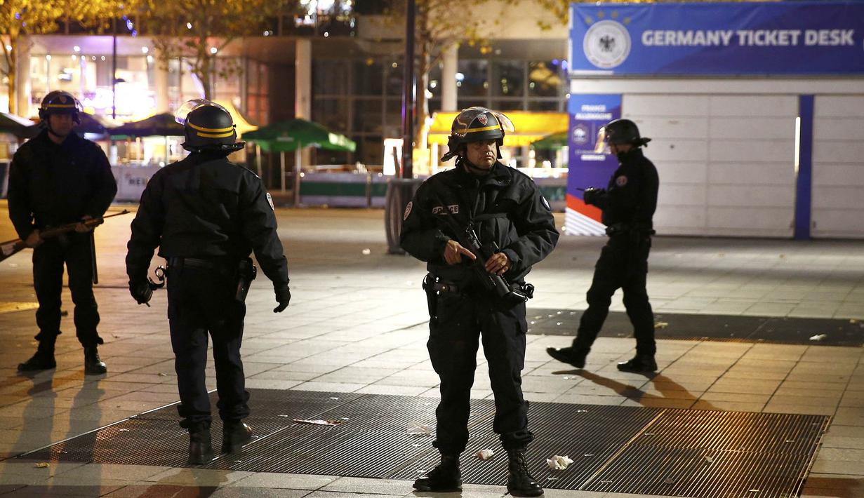 Pihak kepolisian dengan senjata lengkap berjaga akibat tindak terorrisme di sekitar Stadion Stade de France, Prancis, Sabtu (13/11/2015). (Reuters/Benoit Tessier)