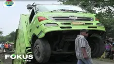 Truk tronton bermuatan  25 ton beras jatuh ke  dasar  jembatan, di Desa Rajegwesi, Kabupaten Tegal. Posisi kepala truk yang terjungkal ke atas, membuat  sebagian karung beras yang berada di dalam truk tumpah.