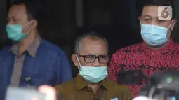Ketua Komisi Yudisial (KY), Jaja Ahmad Jayus berjalan keluar seusai pertemuan dengan pimpinan KPK di Gedung KPK, Jakarta, Jumat (3/7/2020). Pertemuan yang berlangsung tertutup itu untuk membahas pertukaran data terkait hakim bersama pimpinan lembaga antirasuah tersebut. (merdeka.com/Imam Buhori)