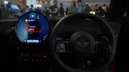 Momen tersebut menjadi salah satu yang paling ikonik dalam sejarah motorsport. Tampak dalam foto, interior mobil listrik MINI 1965 Victory Edition selama acara peluncurannya di Jakarta, Jumat 17 April 2026. (AP Photo/Tatan Syuflana)