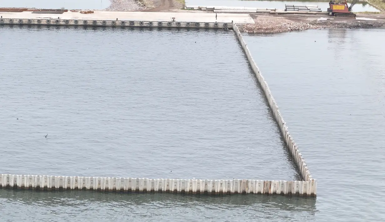 Tanggul beton tersebut membentang sekitar dua hingga tiga kilometer itu dibangun sejajar garis pantai utara Jakarta. (merdeka.com/Arie Basuki)