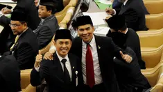 Anggota DPR dari kalangan artis, Eko Patrio dan Krisna Mukti memperlihatkan jempolnya saat pelantikan anggota DPR, Senayan, Jakarta, Rabu (1/10/2014) (Liputan6.com/Andrian M Tunay)