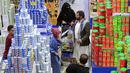Warga Yaman berbelanja di supermarket menjelang bulan suci Ramadhan yang akan datang, di ibu kota Sanaa pada 30 Maret 2022. Pada Ramadan ini, umat Islam diseluruh dunia akan menjalani ibadah puasa satu bulan penuh. (MOHAMMED HUWAIS / AFP)