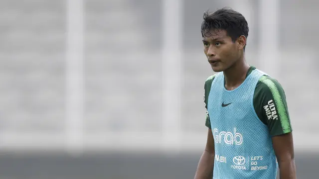 Pemain Timnas Indonesia U-22, Septian Bagaskara, mengamati instruksi. (Bola.com/Yoppy Renato)