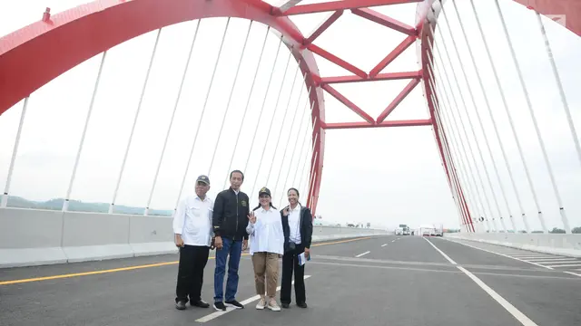 Gaya Jokowi Saat Resmikan Tiga Ruas Tol Trans Jawa