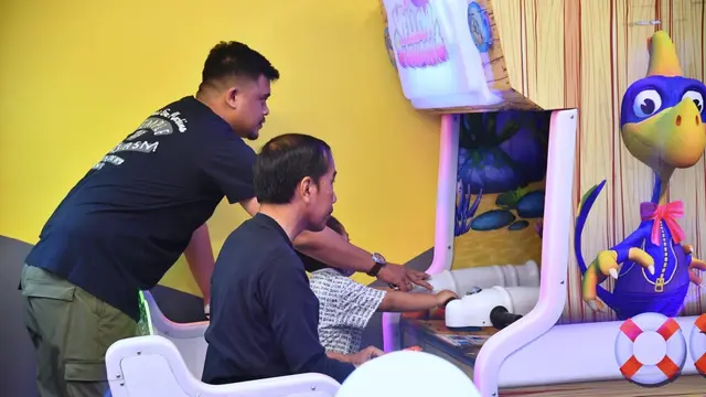 Potret Jokowi Menemani 2 Cucunya Sedah Mirah dan Panembahan Al Nahyan Bermain di Mall Medan