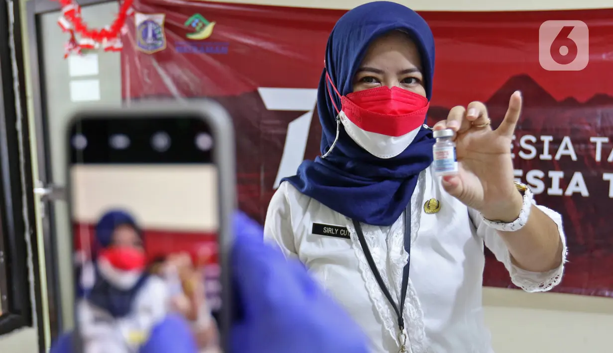 Vaksinator menunjukkan vaksin COVID-19 dosis ketiga atau booster untuk tenaga kesehatan di RSUD Matraman, Jakarta, Jumat (6/8/2021). Pemberian vaksin dosis ketiga atau booster kepada tenaga kesehatan di Indonesia ditargetkan rampung pada pekan kedua Agustus 2021. (Liputan6.com/Herman Zakharia)