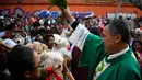 Pendeta Meksiko Moises memberkati hewan di Gereja San Pablo Ermitano, di lingkungan Izimapalapa, Mexico City, Meksiko (22/1). Santo Anthony ini dirayakan umat Katolik pada pertengahan bulan Januari setiap tahunnya. (AFP Photo/Ronaldo Schemidt)