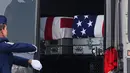 Peti jenazah berisi sisa-sisa tubuh anggota militer AS yang baru-baru ini tewas di Timur Tengah dimuat ke dalam kendaraan pengangkut di Pangkalan Angkatan Udara Dover, Delaware,  Amerika Serikat,  Rabu, 22 Juli 2026.  (AP Photo/Julia Demaree Nikhinson)