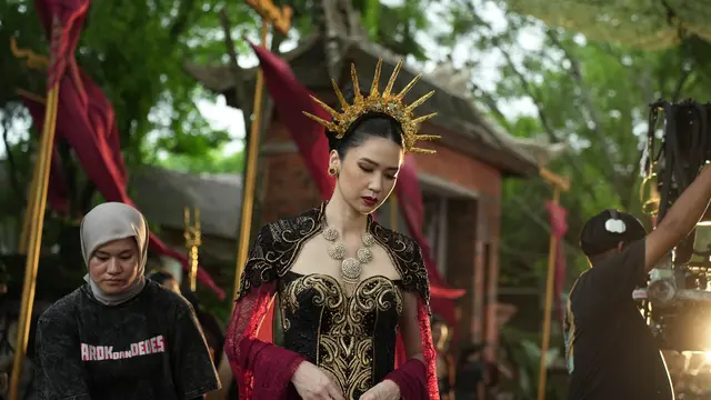 Laura Basuki tampil glamor (Istimewa)