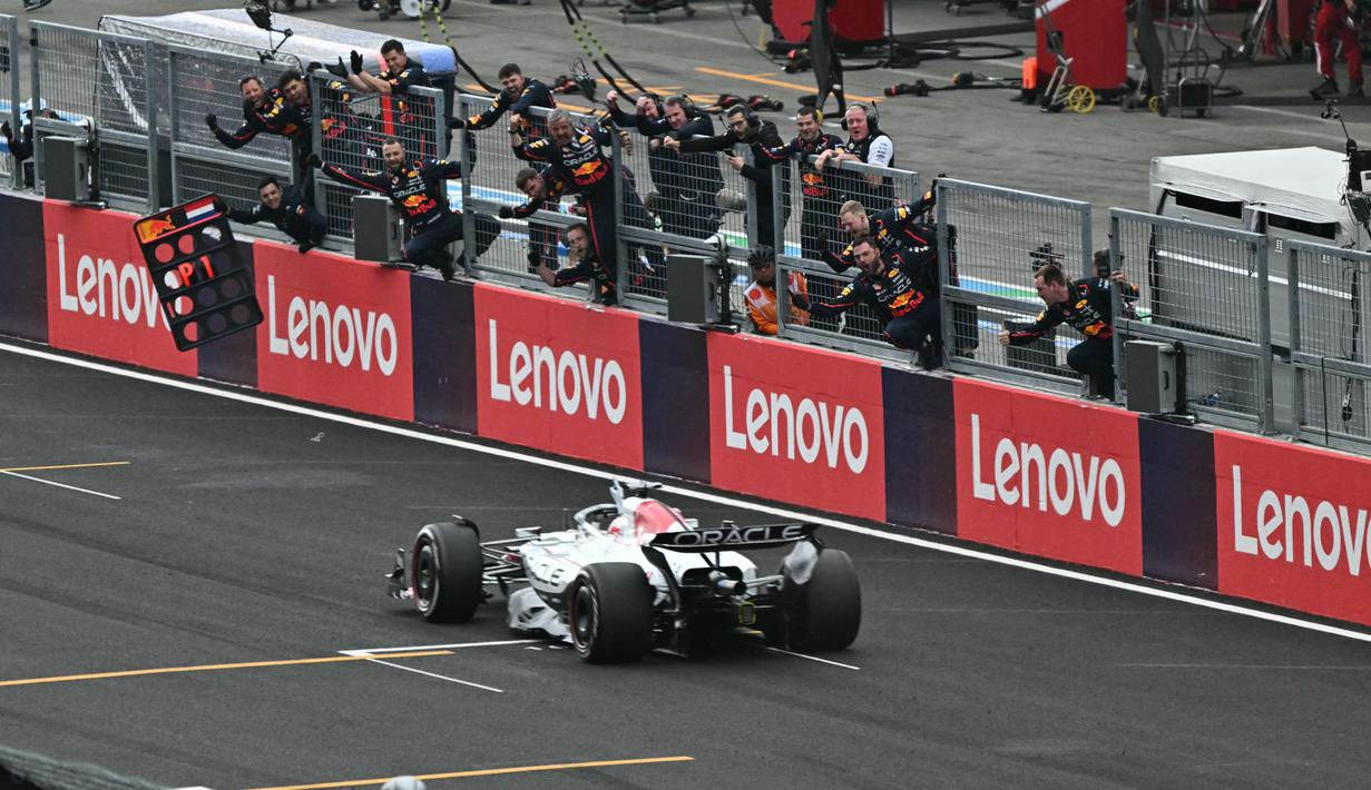 Max Verstappen tampil tercepat dalam balapan yang berdurasi 53 putaran tersebut. Ia berhasil mengungguli Lando Norris dengan jarak 1,423 detik. Sementara, tempat ketiga diraih Oscar Piatri. (MOHD RASFAN/AFP)