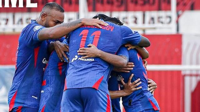 Skuad Arema FC merayakan gol Salim Tuharea ke gawang Bali United, Senin (3/2/2025) (c) Dok. Arema FC