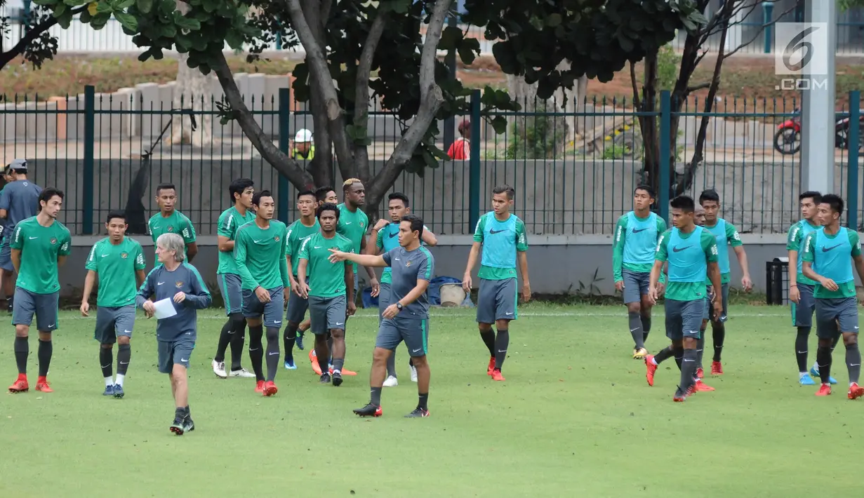 Pemain Timnas Indonesia bersiap melakukan latihan di Lapangan A Senayan, Jakarta, Jumat (12/1). Ini merupakan latihan perdana Timnas Indonesia jelang menjamu Islandia di Stadion GBK, Minggu (14/1). (Liputan6.com/Helmi Fithriansyah)