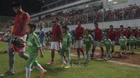 Para pemain Timnas Indonesia bersiap menghadapi Puerto Rico pada laga persahabatan di Stadion Maguwoharjo, Sleman, Selasa (13/6/2017). Kedua negara bermain imbang 0-0.(Bola.com/Vitalis Yogi Trisna)