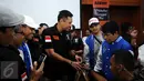 Cagub DKI Jakarta, AgusHarimurtiYudhoyono (AHY-tengah) menyalamipendukungnyausaibertemukoalisitujuhpartai non parlemen di Jakarta, Sabtu (28/1). Selainbertatapmuka, AHY jugamemaparkanvisimisinya. (Liputan6.com/HelmiFithriansyah)