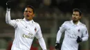 Striker AC Milan, Carlos Bacca, merayakan gol yang dicetaknya ke gawang Torino. Milan berhasil menyamakan kedudukan pada babak kedua berkat gol yang dicetak oleh Andrea Bertolacci dan juga penalti Bacca. (AFP/Marco Bertorello)