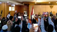 Terdakwa Bahar bin Smith meneriakkan merdeka usai vonis dibacakan di ruang persidangan. (Foto: Liputan6.com/Huyogo Simbolon)