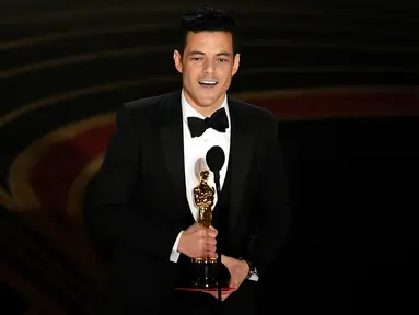 Rami Malek memberikan pidato kemenangan di atas panggung perhelatan Oscar 2019 di Dolby Theatre, Los Angeles, Minggu (24/2). Rami Malek meraih piala Oscar 2019 sebagai Aktor Pemeran Utama Terbaik di film Bohemian Rhapsody. (Kevin Winter/Getty Images/AFP)