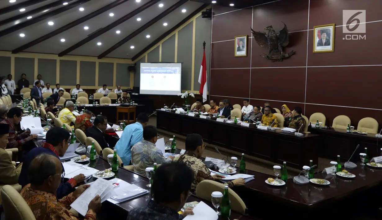 Suasana rapat pimpinan MPR di Kompleks Parlemen Jakarta, Rabu (24/7/2019). Rapat membahas sidang Tahunan MPR pada 16 Agustus, Peringatan Konstitusi pada 18 Agustus dan Peringatan HUT ke-74 MPR pada 29 Agustus serta persiapan Sidang Akhir Masa Jabatan MPR  periode 2014-2019 (Liputan6.com/Johan Tallo)