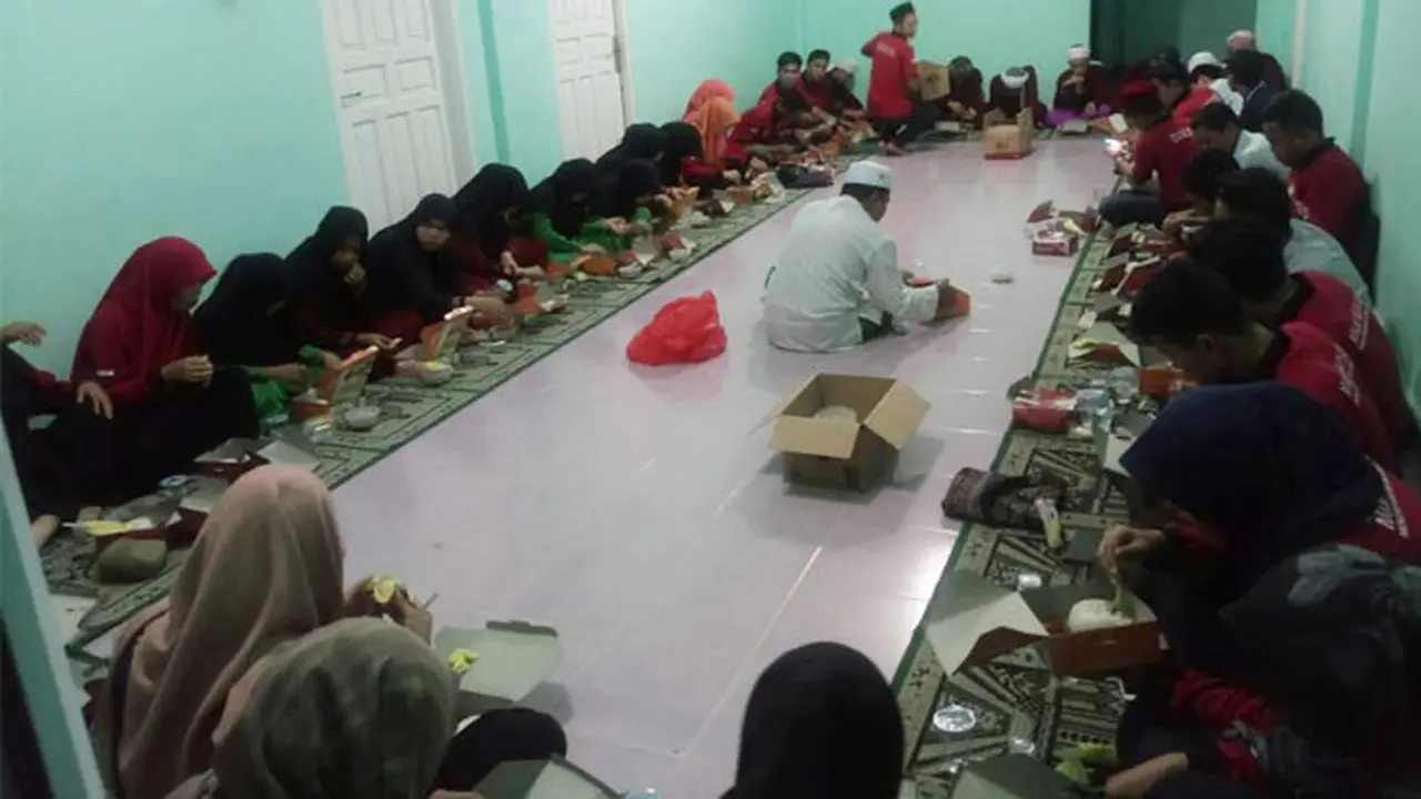 SM3T Karimun Berbagi dengan Anak Yatim