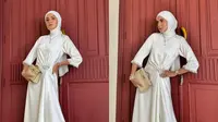 Tips Memilih Gamis Warna Putih untuk Hadiri Pengajian, Kesan Rapi dan Lembut