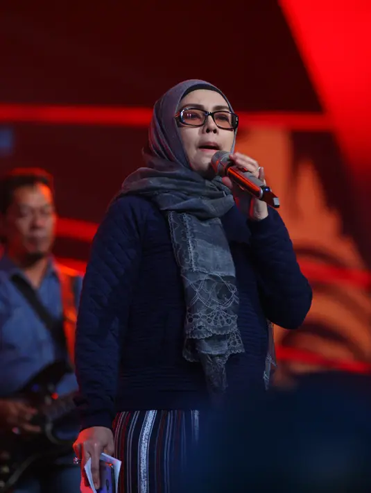 "Insyaallah 80 persen. Kalau persiapan fisik. Malam ini harus cepat tidur minimal 8 jam. Besok nyanyi punya nafas bagus. Tidak perlu latihan lagi. Harus istirahat. Supaya konser lancar," tukas Iyeth Bustami. (Nurwahyunan/Bintang.com)