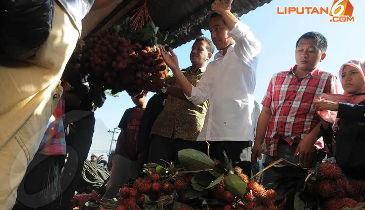 Jokowi pun tak luput mampir ke penjual buah untuk membeli rambutan (Liputan6.com/Herman Zakharia) 