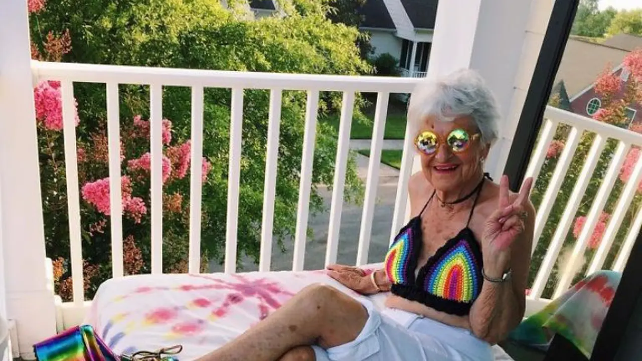 15 Potret Bukti Bahwa Nenek Ini Lebih Stylish Dibanding Kamu