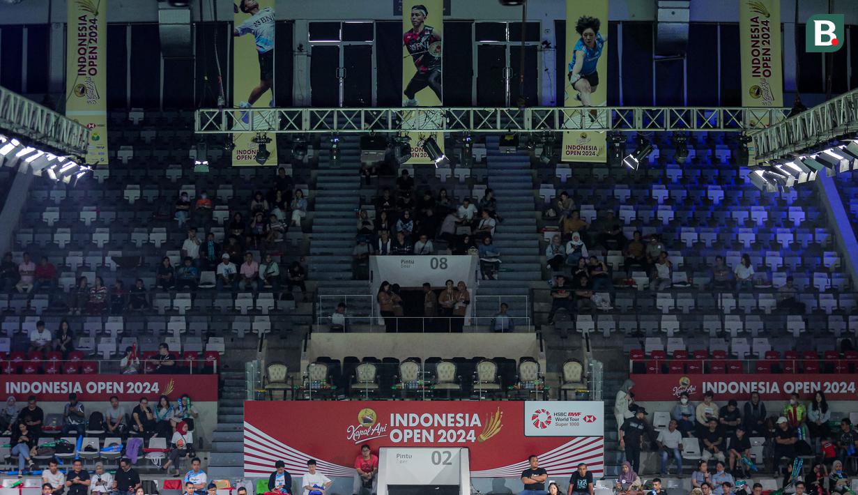 Kursi-kursi kosong di tribune Istora Senayan, Jakarta saat babak 16 besar Indonesia Open 2024 pada Kamis (06/06/2024). (Bola.com/Bagaskara Lazuardi)