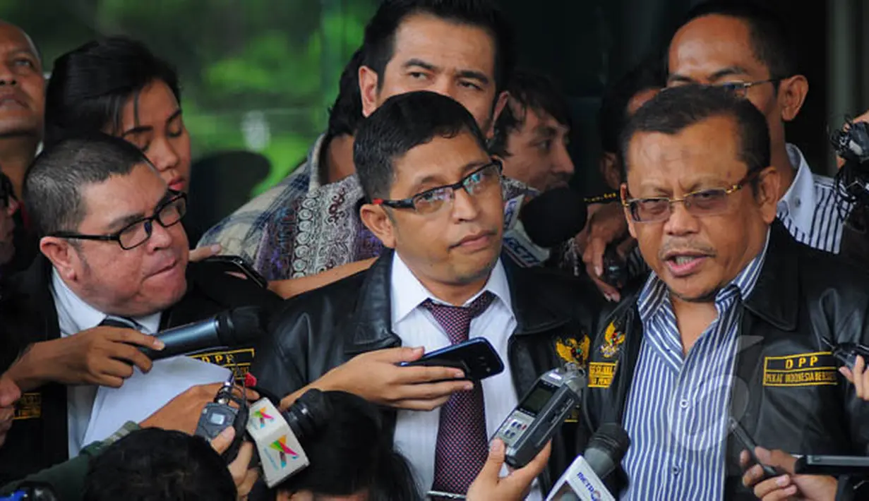 Tim kuasa hukum Komjen Budi Gunawan, Eggi Sudjana (kanan) didampingi rekannya saat memberikan keterangan kepada wartawan di Gedung KPK, Jakarta, Senin (2/2/2015). (Liputan6.com/Faisal R Syam)