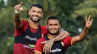 Dua pemain Barito Putera, Renan Alves dan Rizki Pora, memberi isyarat dengan jari jelang laga kontra Persipura pada pekan ke-25 BRI Liga 1, Senin (14/2/2022) di Bali. (Bola.com/Gatot Susetyo)