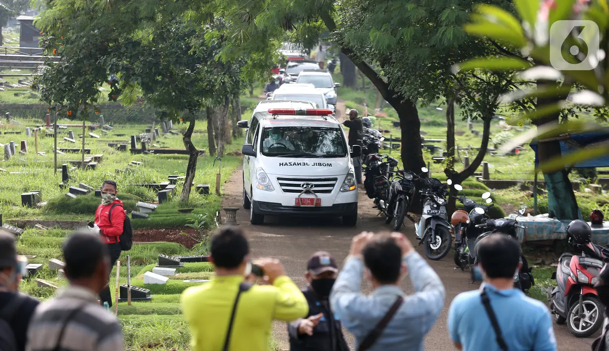Mobil jenazah yang membawa jasad presenter Rina Gunawan di TPU Tanah Kusir, Jakarta, Rabu (3/3/2021). Rina Gunawan mengembuskan napas terakhirnya di RSPP Simprug Pada Selasa (2/3/2021) malam. (Kapanlagi.com/Budy Santoso)