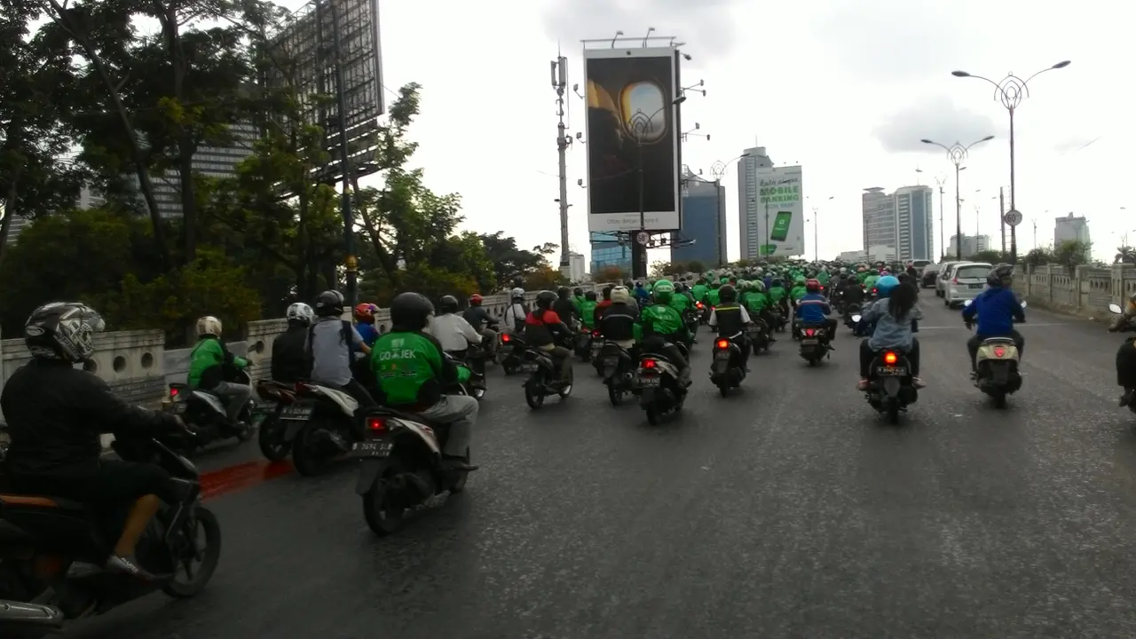 Ribuan Go-Jek Konvoi Menuju Senayan Tempat Sopir Taksi Demo