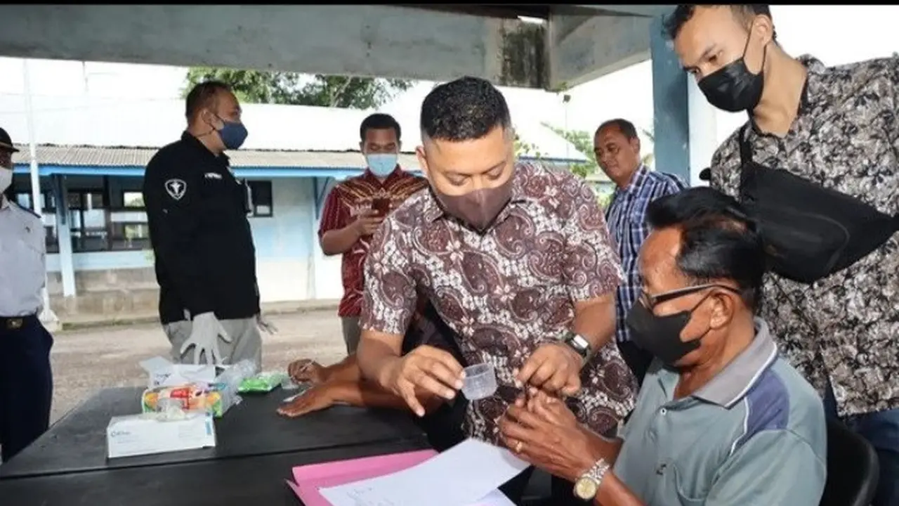 Pelaksanaan tes urine terhadap sopir angkutan umum di Terminal Brawijaya Banyuwangi. (Istimewa)