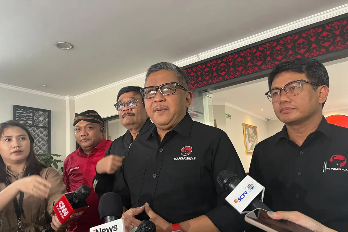 Sekretaris Jenderal (Sekjen) PDI Perjuangan (PDIP) Hasto Kristiyanto usai peringatan Hari Lahir Bung Karno di Sekolah Partai PDIP, Lenteng Agung, Jakarta Selatan, Kamis (6/6/2024). (Liputan6.com/Winda Nelfira)