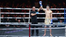 Petarung Malaysia, Ammarul Shafiq, menang atas petarung Indonesia, Serieal Effendy pada pertandingan Byon Combat Showbiz Vol. 6 di Tennis Indoor Senayan, Jakarta, Sabtu (22/10/2025). (Bola.com/M Iqbal Ichsan)