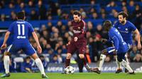 Lionel Messi berusaha melewati tiga pemain Chelsea saat bertanding pada Liga Champions di Stamford Bridge, London (20/2). Sebelumnya, Messi selalu gagal membobol gawang Chelsea dari delapan pertemuan terakhir di Liga Champions. (AFP Photo/Ben Stansall)
