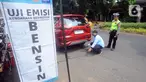Petugas gabungan melakukan razia uji emisi di kawasan Lebak Bulus, Jakarta,&nbsp;Rabu (1/11/2023). Polda Metro Jaya dan Pemerintah Provinsi DKI Jakarta kembali menerapkan sanksi tilang uji emisi di wilayah DKI Jakarta bagi kendaraan bermotor yang tak lulus uji emisi. (merdeka.com/Arie Basuki)