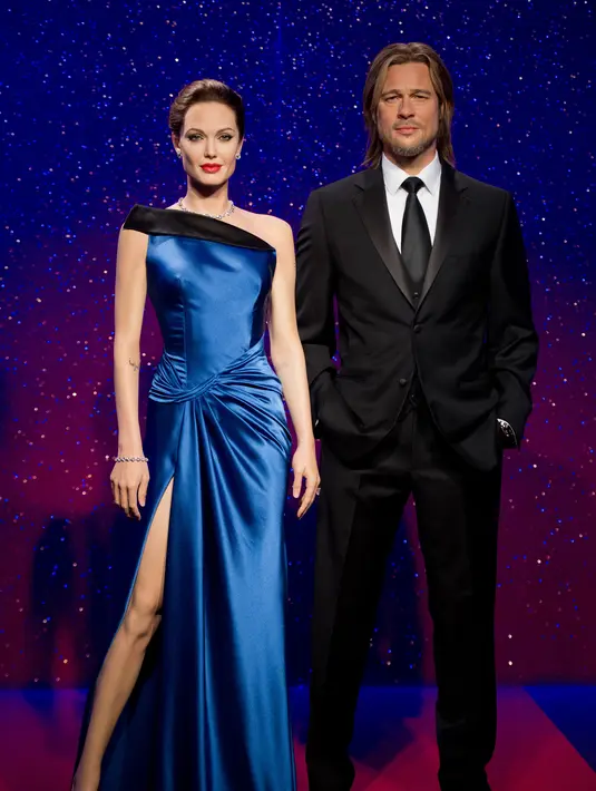 Awalnya patung lilin Jolie dan Pitt ditaruh berdampingan, namun setelah mendengar kabar mereka bercerai, pihak musium Madame Tusauds menggesernya dan menaruh patung lilin Robert Pattinson di tengah-tengah Jolie dan Pitt. (AFP/Bintang.com) 